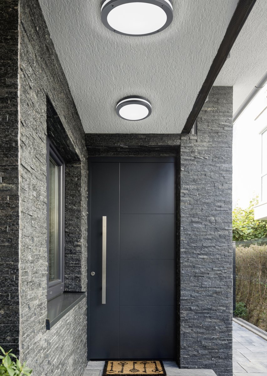 Piave Ø30 Antrasitt Fra Trio Lighting - Den slitesterke konstruksjonen med IP54-klassifisering beskytter mot fukt og støv, og det jevne lyset skaper trygghet og komfort hele året.