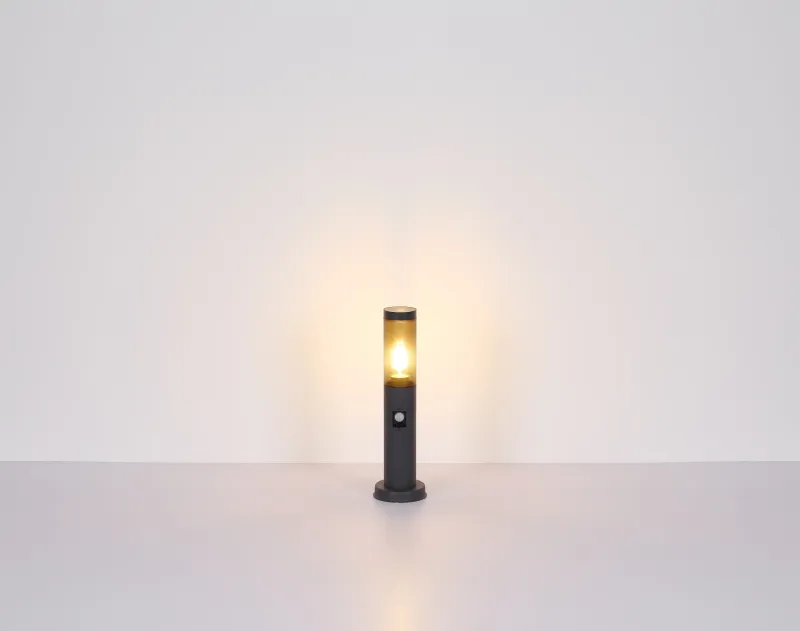 Boston 45cm Antrasitt pullerter Fra Globo Lighting - Tillverkad i rostfritt st&aring;l med en r&ouml;kf&auml;rgad plastsk&auml;rm ger den ett mjukt och behagligt ljus.