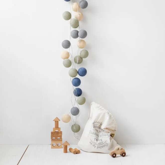 Irislights Breeze 20-lights Flerfarget Fra Irislights - Irislights Breeze er en dekorativ belysning med h&aring;ndlagde kuler i gr&oslash;nne, beige, gr&oslash;nne og bl&aring; nyanser.