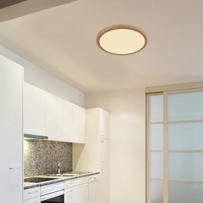 Sapana Ø42 Tre baderomslampe Fra Globo Lighting - Lampan &auml;r tillverkad av tr&auml;inspirerad och vit plast, vilket ger ett mjukt och bl&auml;ndfritt ljus.