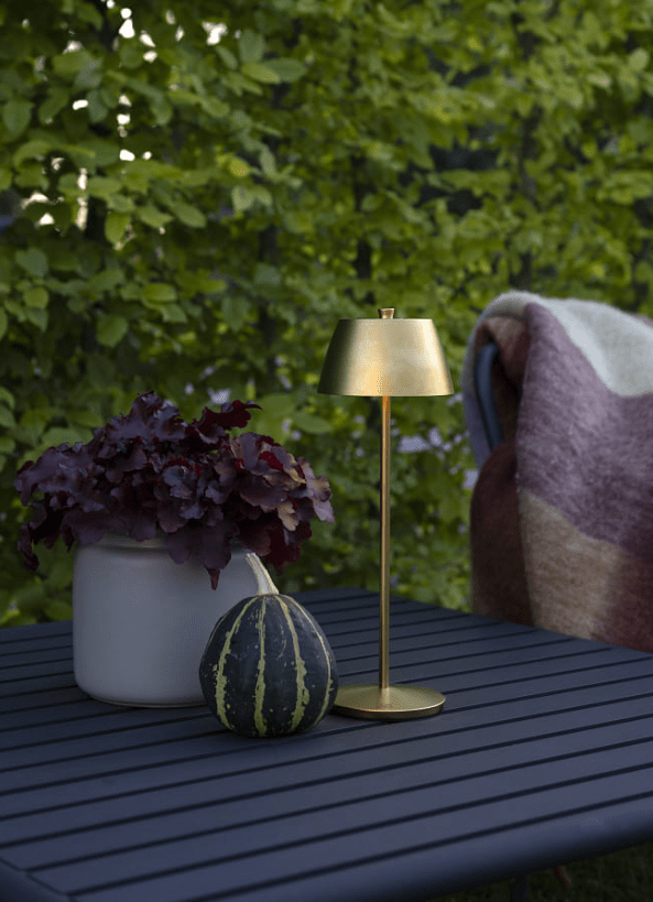 Èze 32cm Matt gull bærbar Fra Konstsmide - Lampen er utstyrt med en ber&oslash;ringsdimmer slik at du kan justere lysstyrken og fargetemperaturen fra varmt gult lys til varmt hvitt lys.