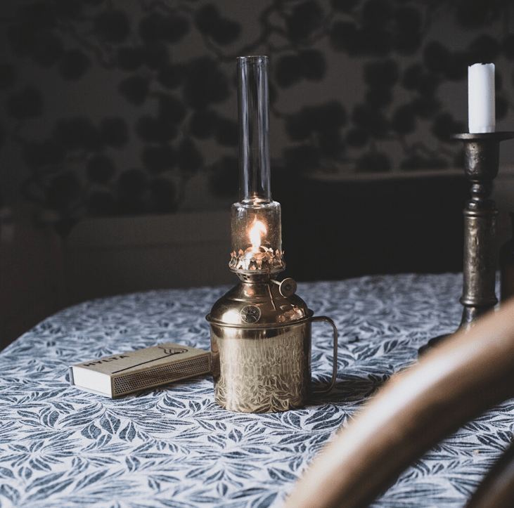 Kerosene lamp linné small Gull/messing Fra Strömshaga - Karosinlampe med h&aring;ndtak i polert messing med klare glassbrennere.