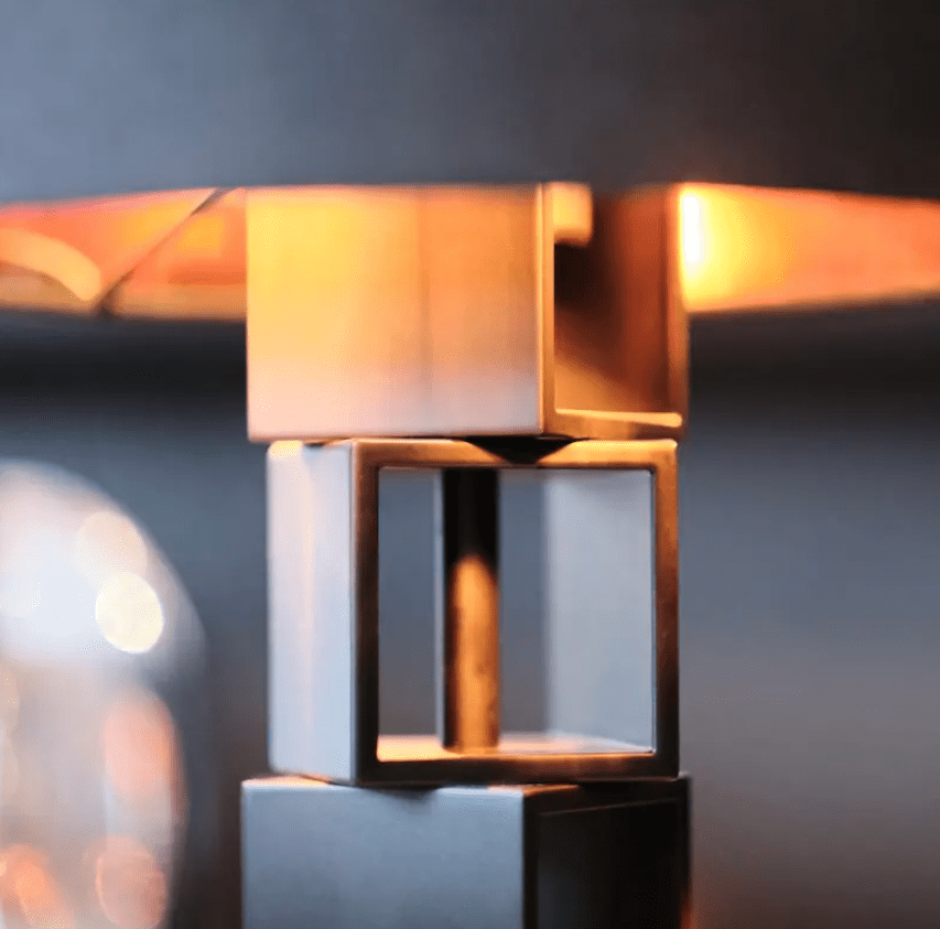 Hello Sunshine 50cm Svart bordlampe Fra By Rydéns - Den avrundede sorte lampeskjermen i stoff harmonerer i kontrast til den smalere lampefoten, som best&aring;r av murstein stablet p&aring;; hverandre i et vakkert design.