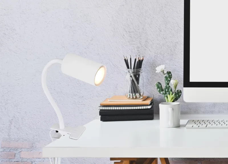 Robby Hvit klemmelampe Fra Globo Lighting - Den lilla klassiska kl&auml;mlampan Robby kombinerar stil och funktion med sin design i vit metall.