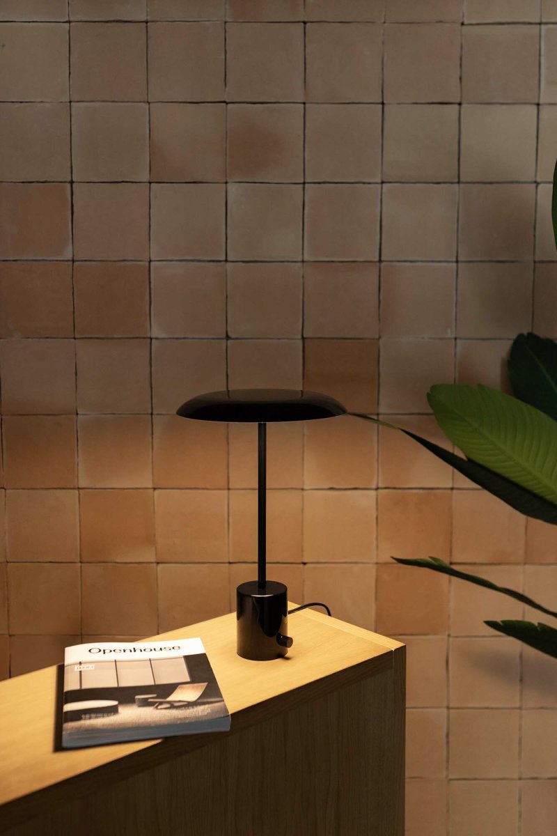 Hoshi 40cm Svart bordlampe Fra Faro Barcelona - Hoshi er en designerlampe med en slank silhuett, stabil base og integrert LED (12 W, 2700 K) som gir et varmt og behagelig lys.
