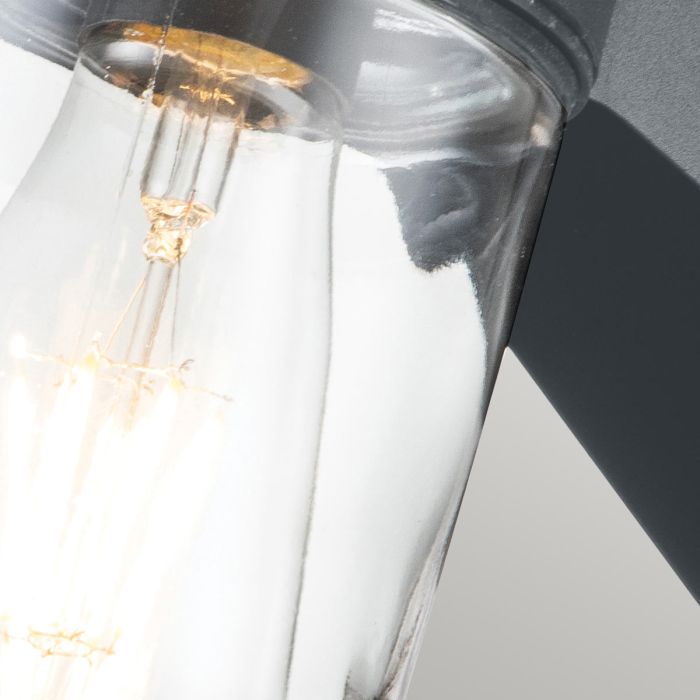 Portfino 20cm Grå utendørslampe Fra Elstead Lighting - Tillverkad av rostfritt st&aring;l i gr&aring; finish och glas, erbjuder den en robust och v&auml;dert&aring;lig konstruktion som &auml;r idealisk f&ouml;r fasader, entr&eacute;er och uteplatser.