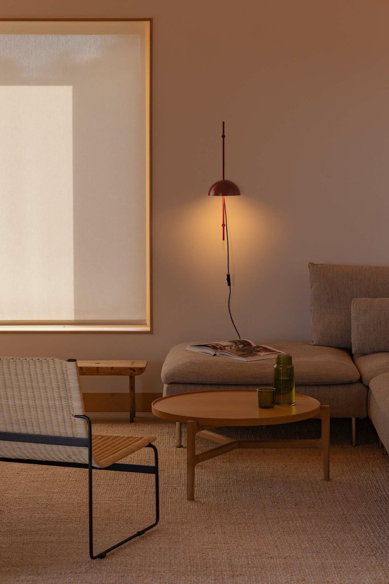 Matilda 60cm Burgunder vegglampe Fra Faro Barcelona - Den roterbare skjermen og h&oslash;ydejusteringen gir stor fleksibilitet og mulighet for forskjellige lysinnstillinger &ndash; perfekt for b&aring;de l&oslash;snings- og stemningsbelysning.