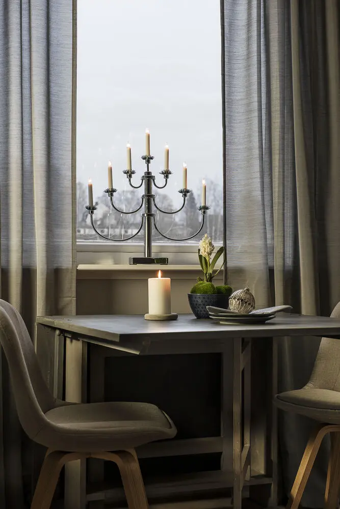 Candelabra 7 Lights Krom Fra Konstsmide - Det klassiske designet med sine syv lys og dekorative detaljer gir et tidl&oslash;st og luksuri&oslash;st preg.