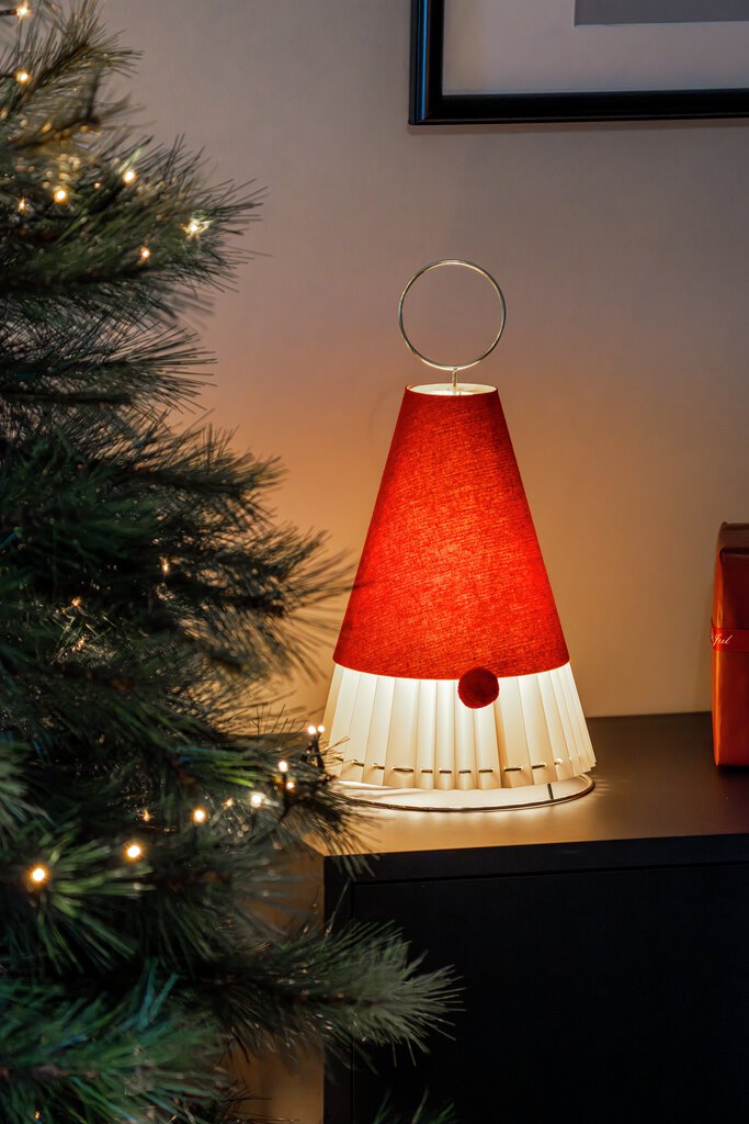 Papirstomte RØD Fra Konstsmide - Gir en myk og varm gl&oslash;d som lyser opp hjemmet i advent og jul.