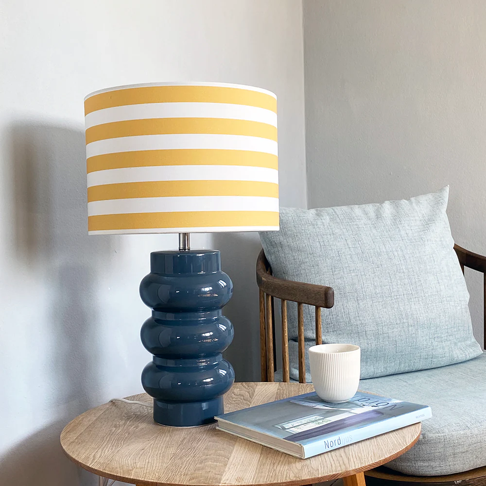 Lyon 56cm Blå bordlampe Fra Superliving - Med en dristig utformet brosjyre; keramisk fot og en stripete nyanse i gult og hvitt, Lyon kombinerer moderne stil med en retro-inspirert f&oslash;lelse.