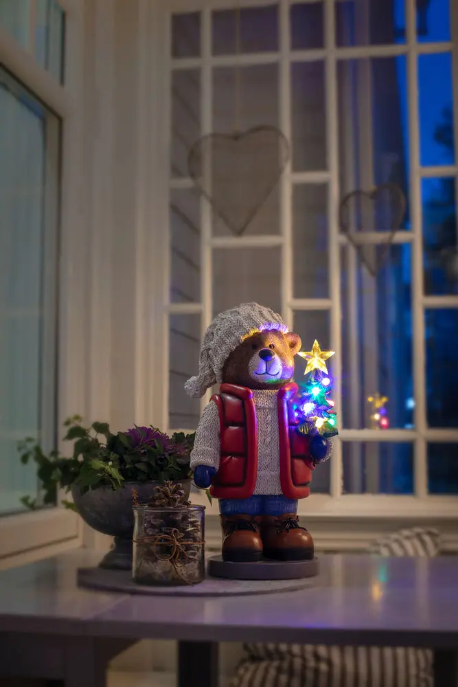 Liten Teddybjørn 38cm Flerfarget Fra Konstsmide - Batteridrevet (5xAAA, 1,5V &ndash; ikke inkludert) med 6 timers timer og IP44-klassifisering for utend&oslash;rs bruk.