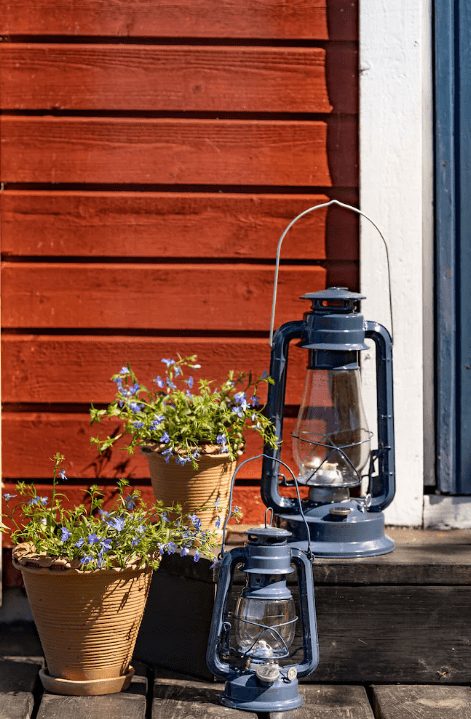 Storm Lantern small Blå Fra Strömshaga - En lykt i klassisk design som passer perfekt i b&aring;thuset, p&aring; torpet eller til strandhanget for maksimal koselig atmosf&aelig;re.