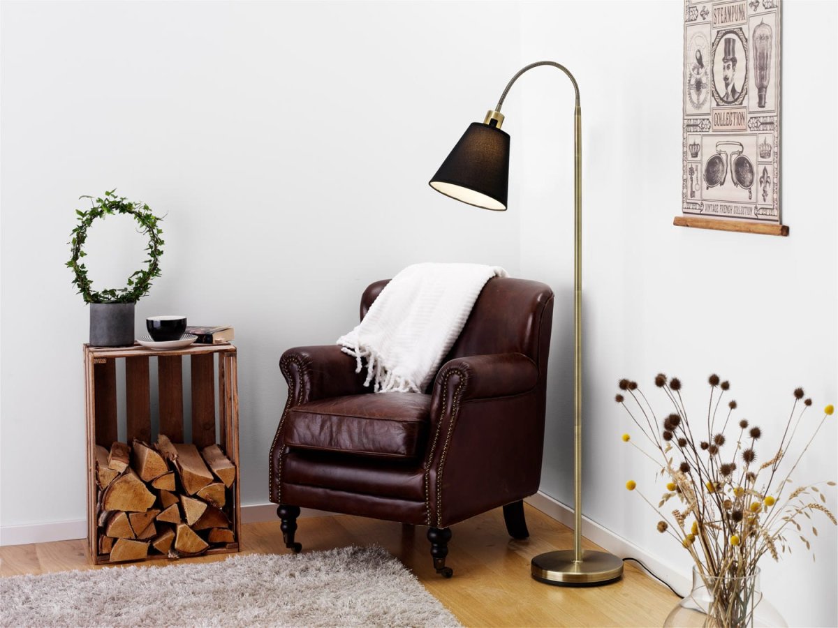 Solo Antikk messing gulvlampe Fra Cottex - Solo gulvlampe i antikk messing kommer med en hvit og svart tekstilskjerm for personlig stil.