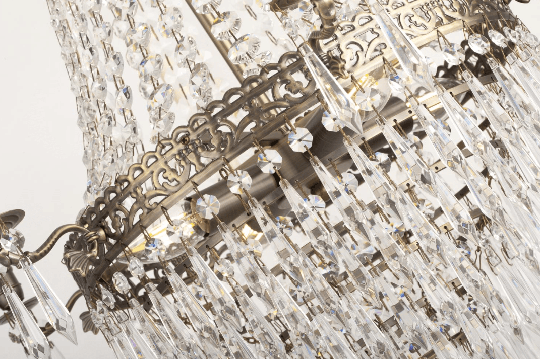 Empire Classic Ø55 Antikk messing krystall Fra Norrsken Design - Den antikke messingfinishen gir en følelse av historisk sjarm og luksus, noe som gjør den til en perfekt detalj i både klassiske og moderne miljøer.