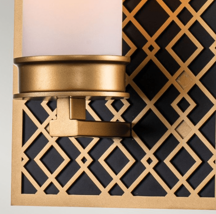 Ziggy 34cm Gull baderomslampe Fra Elstead Lighting - Det rustikke designet gir et elegant og moderne utseende, mens opalglasset skaper en jevn og behagelig lysfordeling.