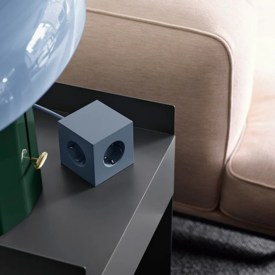 Square 1 with 30W Dual USBC & Magnetic base, 3m Blå Fra Avolt - Styreskinne fra Avolt med et stilig design med lang PVC-ledning, en kube laget av resirkulert plast og en magnetisk plate i bunnen slik at den kan henges p&aring; veggen.