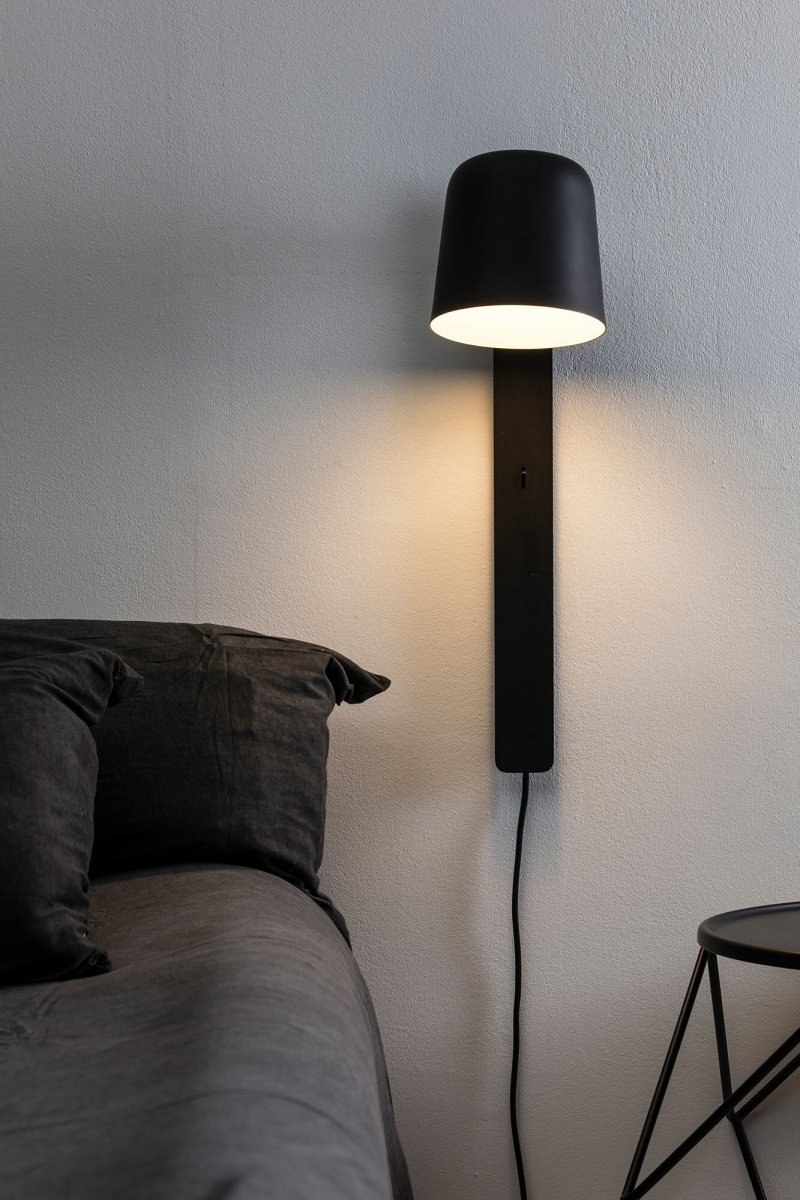 Tila 46cm Svart leselampe Fra Faro Barcelona - Den svarte st&aring;lstrukturen i nordisk stil huser ikke bare en fullt justerbar lyskilde, men fungerer ogs&aring; som en praktisk hylle for en bok eller et magasin.