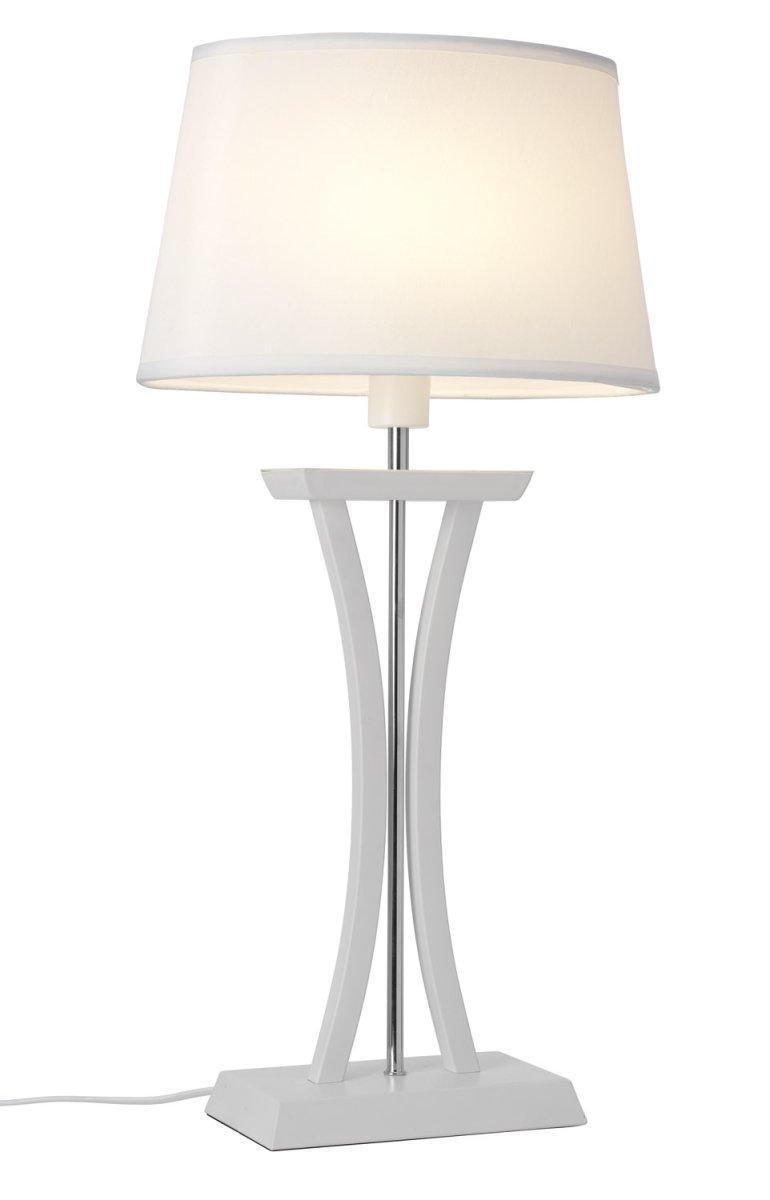 New Chelsea 60cm Hvit bordlampe Fra Cottex - Ny Chelsea XL bordlampe i hvitt tre&auml; med kromdetaljer og en elegant oval skjerm som gir en myk og behagelig belysning.