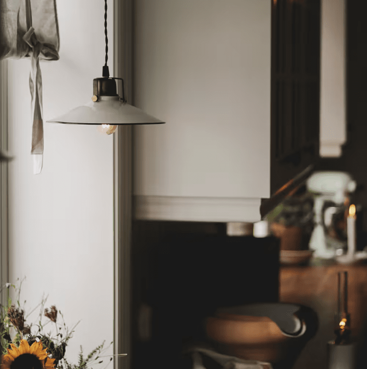 Skomakerlampe Herbert Ø23 Hvit vinduslampe Fra Strömshaga - Denne taklampen g&aring;r aldri ut p&aring; dato og er enkel &aring; plassere i hjemmet ditt hvor; den passer inn i de fleste rom som kj&oslash;kken, hall og stue.