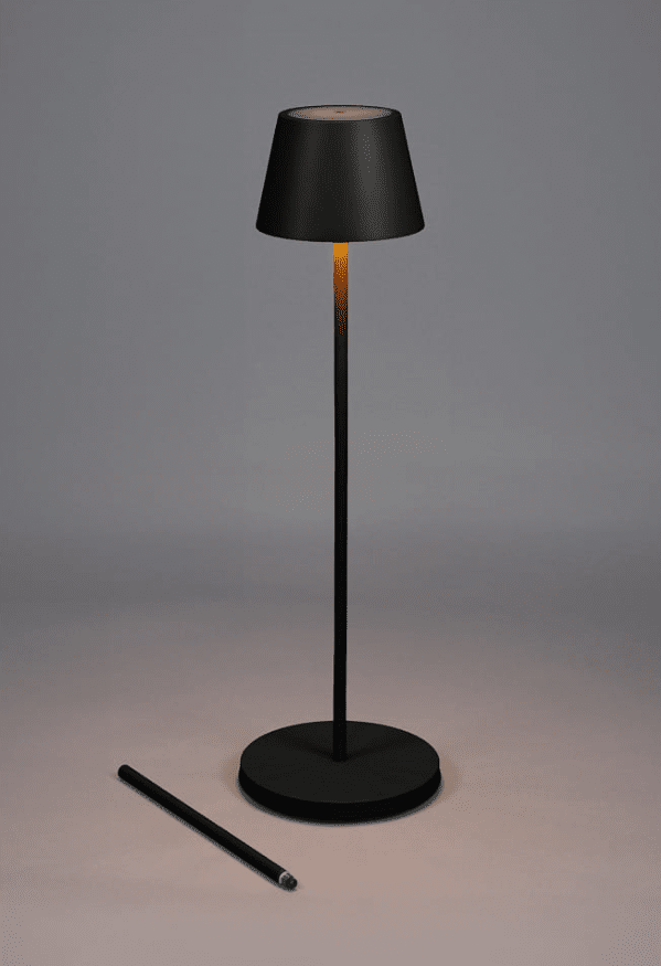Pomezia 124cm Svart bærbar Fra Konstsmide - Høyden er justerbar mellom 53 og 124 cm, så du kan også bruke den som en høy bordlampe.