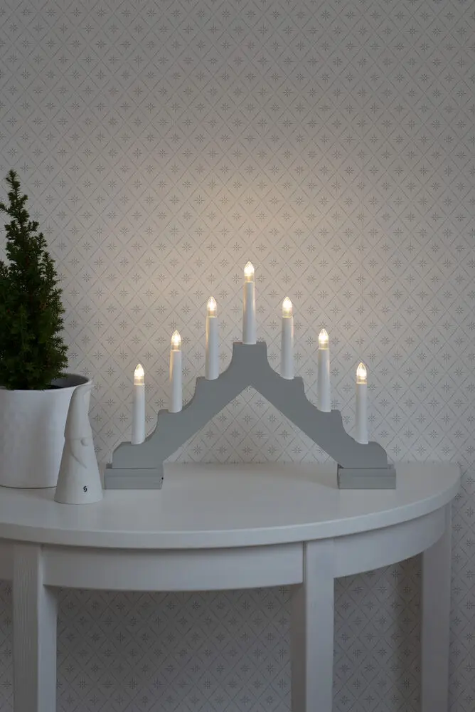 Candelabra 7 Lights Grå Fra Konstsmide - Den klassiske formen med syv lys passer perfekt i b&aring;de sm&aring; og store rom.