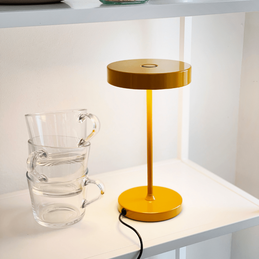 Starlight 25cm Karri bordlampe Fra Dyberg Larsen - Med inbyggd LED och tre ljusstyrkor, som dimras med 3-stegsdimmern p&aring; lamphuvudet, anpassar den sig enkelt efter olika behov &ndash; fr&aring;n st&auml;mningsfullt sken till fokuserat ljus.