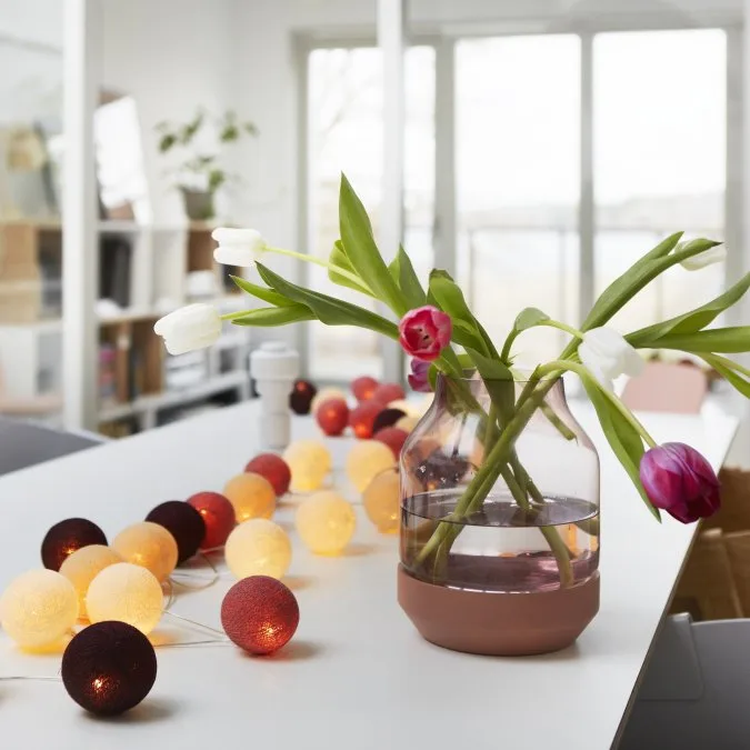 Irislights Dusty Pink 20-lights Rosa Fra Irislights - Den elegante lyslenken i Dusty Pink kommer fra Irislights og er en nydelig lyskilde laget av h&aring;ndlagde kuler i bomull og polyester.