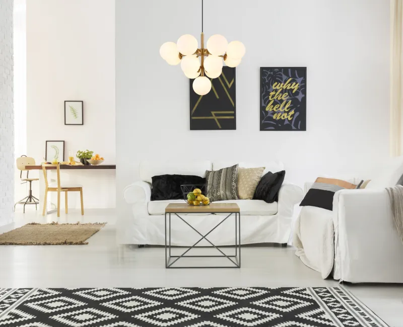 Grappy Ø56 Gull Taklampe Fra Globo Lighting - Grappy taklampa i guldf&auml;rgad metall blir en stilfull och lyxig detalj i varje rum med sin glamor&ouml;sa design och de 13st opalf&auml;rgade glaskulorna.