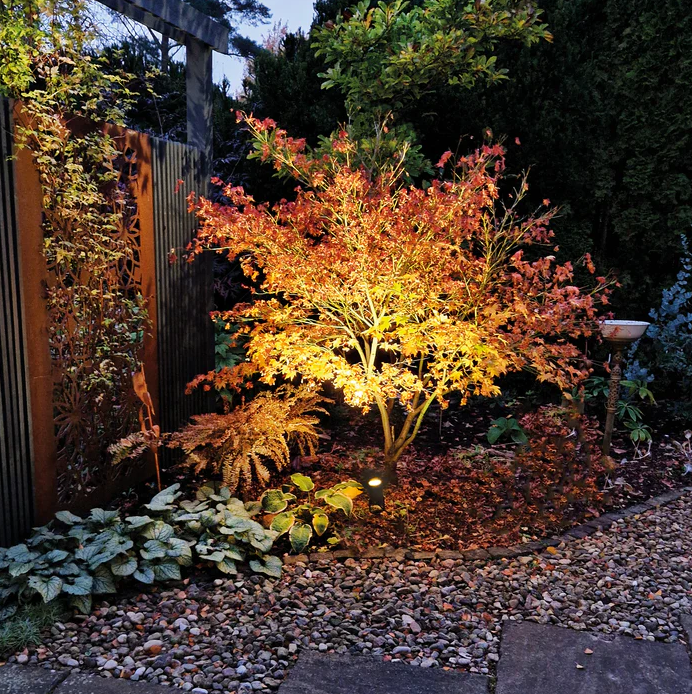 Luna Start Mørk grå Fra Lightson - Det ing&aring;r en st&ouml;rre transformator f&ouml;r att kunna bygga ut ditt system i framtiden, en 5m grenkabel och 2st m&ouml;rkgr&aring; Luna markspottar.