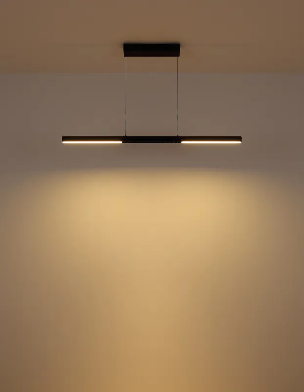 Cody 120cm Svart Taklampe Fra Globo Lighting - Lampan &auml;r tillverkad av aluminium i en mattsvart finish som ger ett elegant och tidl&ouml;st uttryck som smidigt sm&auml;lter in i olika inredningsstilar, perfekt f&ouml;r stora matbord eller k&ouml;ks&ouml;ar.