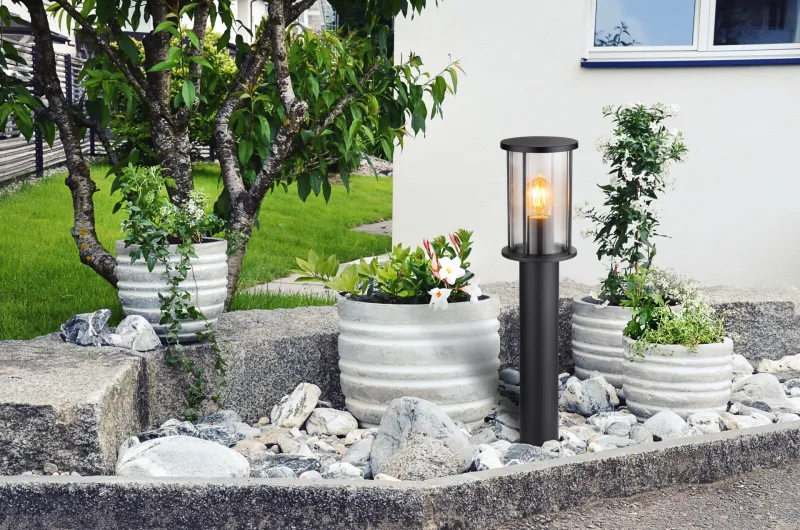 Gracey 60cm Svart pullerter Fra Globo Lighting - Gracey &auml;r en pollare i stilren design, tillverkad av mattsvart rostfritt st&aring;l och har en r&ouml;kf&auml;rgad glassk&auml;rm.