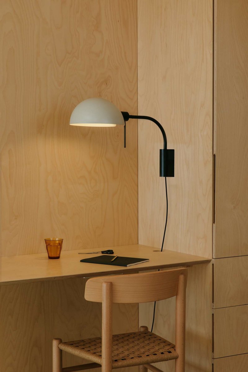 Dominica 50cm Beige vegglampe Fra Faro Barcelona - Inspirert av den estetiske bevegelsen i Chicago mellom 1900 og 1940, utstr&aring;ler den b&aring;de autentisitet og eleganse.