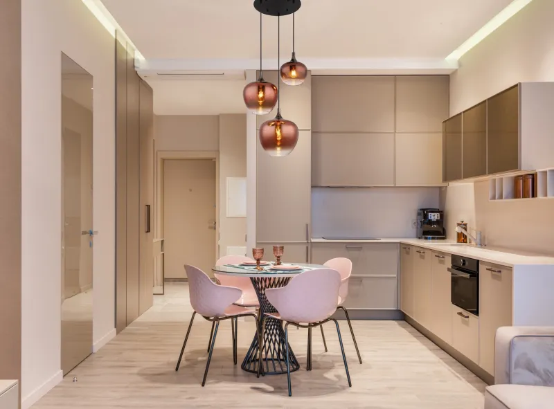 Maxy Ø48 Kopper Taklampe Fra Globo Lighting - Den mattsvarta och krompl&auml;terade metallstommen ger lampan en modern och sofistikerad look, medan de kopparf&auml;rgade glaskuporna med en klar och tonad gradient skapar en unik ljusupplevelse.