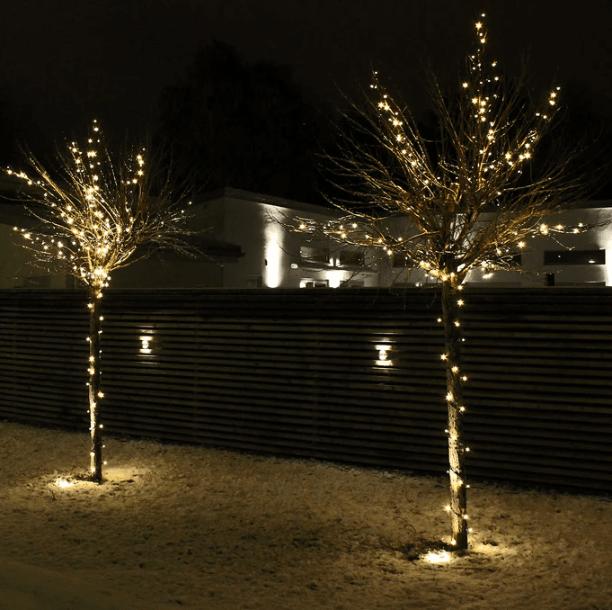Twinky Pro 10m Svart Fra Lightson - Det er en slitesterk premium lyslenke med en solid gummikabel som sprer en myk, atmosf&aelig;risk gl&oslash;d med st&oslash;rre lyspunkter.