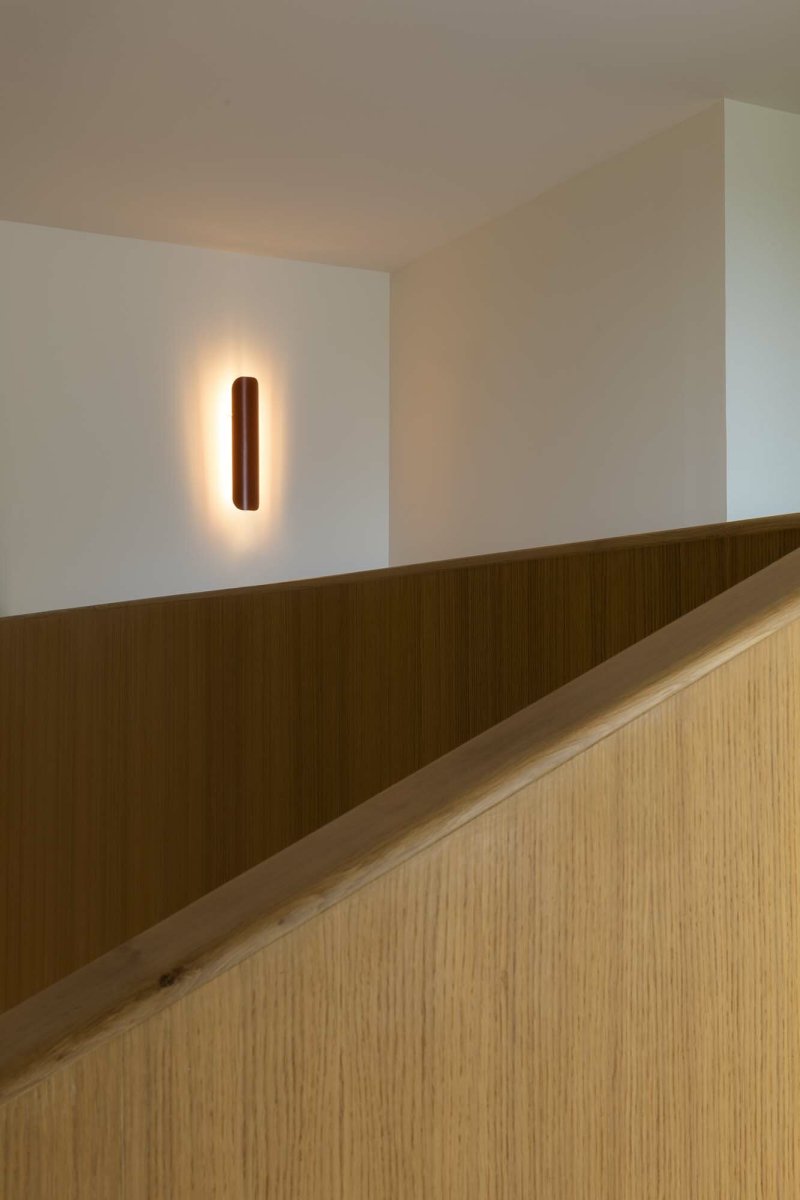 Novo 50cm Terrakotta vegglampe Fra Faro Barcelona - Lampen er laget av metall og kan monteres b&aring;de vertikalt og horisontalt, noe som gj&oslash;r den fleksibel for forskjellige rom og behov.