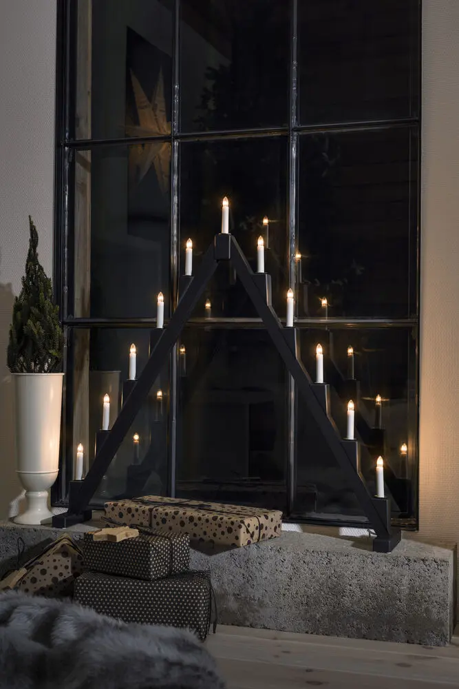 Candelabra 11 Lights Svart Fra Konstsmide - Sammenleggbar elektrisk lysestake med 11 lys, laget av svartmalt tr&aring;d, dekorert med messingringer rundt hvert lys for en elegant touch.