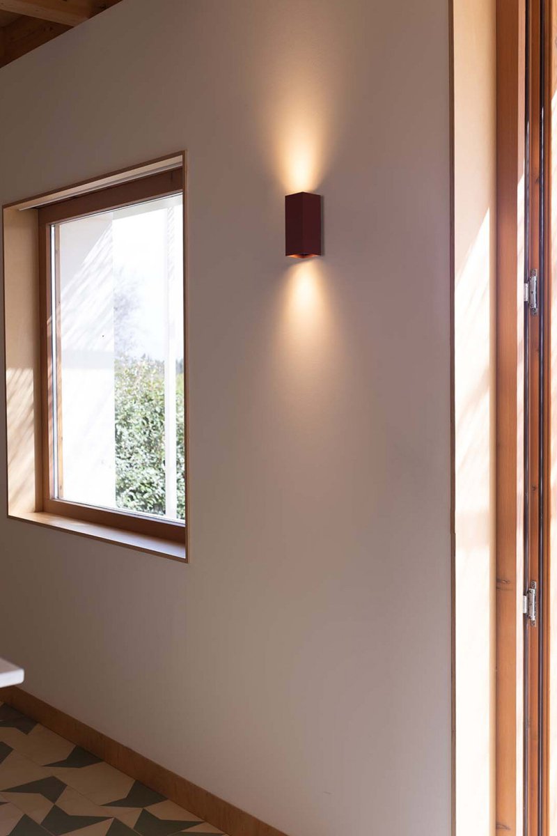 Lune 15cm Terrakotta riflet vegglampe Fra Faro Barcelona - Lune er en firkantet vegglampe med riflet terrakottafinish, perfekt for ganger og passasjer.