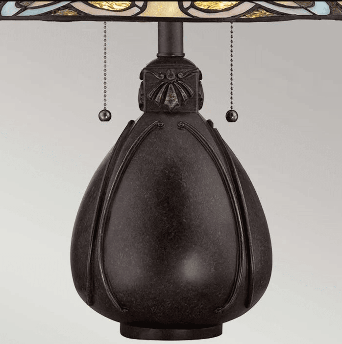 India 50cm Flerfarget Fra Elstead Lighting - India er en kompakt Tiffany bordlampe med et elegant og intrikat design.
