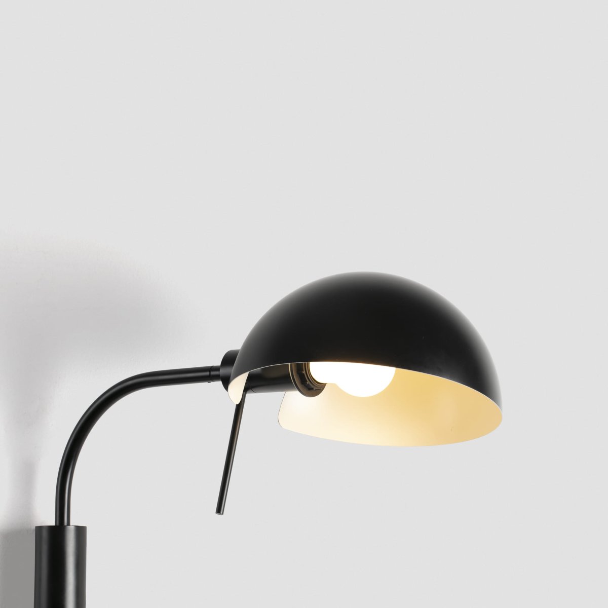 Dominica 50cm Svart vegglampe Fra Faro Barcelona - Inspirert av den estetiske bevegelsen i Chicago mellom 1900 og 1940, utstr&aring;ler den b&aring;de autentisitet og eleganse.