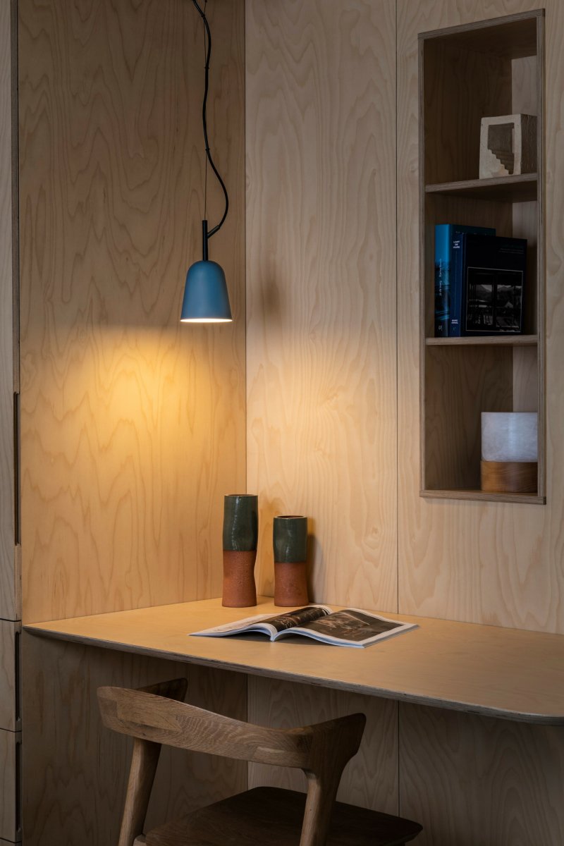 Studio Ø10 Blå Taklampe Fra Faro Barcelona - Studio passer b&aring;de i det moderne hjemmet og i designbevisste kontorer &ndash; perfekt n&aring;r du vil kombinere funksjon med estetikk.