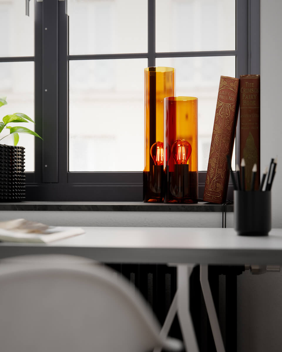 Flake 40cm Rav bordlampe Fra By Rydéns - Med sitt elegante sylinderformede glass og tilgjengelighet i trendy farger som m&oslash;rk rav, hvit og gr&oslash;nn, er Flake den perfekte lampen for &aring; skape stil og atmosf&aelig;re i hjemmet ditt.