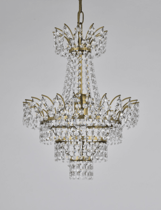 Estelle Ø35 Antikk messing krystall Fra Norrsken Design - Kombinasjonen av antikk messing og glitrende krystaller skaper en tidløs eleganse som gjør denne krystalllysekronen til et perfekt samlingspunkt i hjemmet ditt.