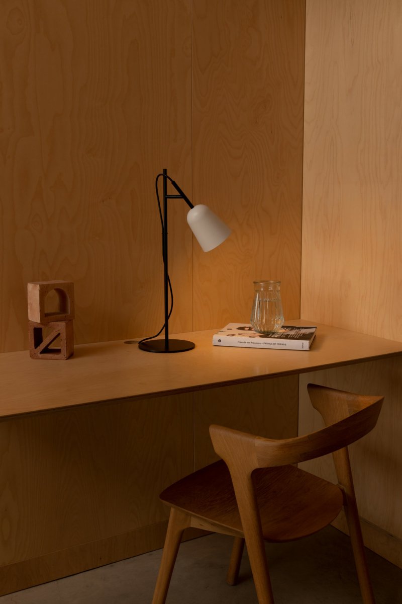Studio 55cm Hvit skrivebordslampe Fra Faro Barcelona - Lampens signatur er den dekorative kabelklipsen formet som en tregren, en unik detalj som gir den karakter.