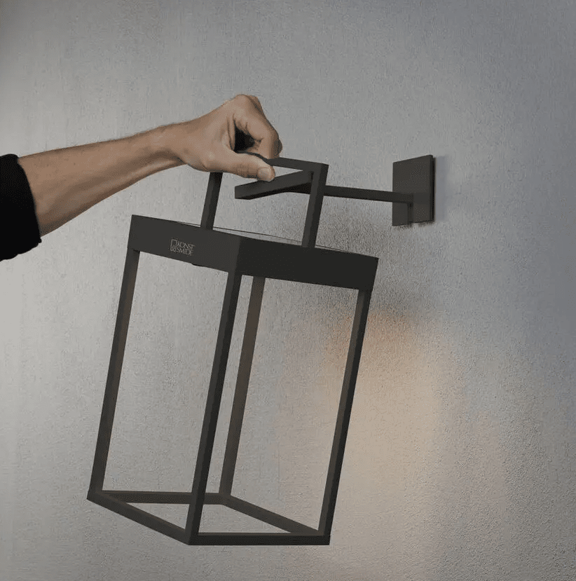Portofino 30cm Svart solcellelampe Fra Konstsmide - Lampen lades med solcellepanelet på 20h eller med den medfølgende USB-C-kabelen på 6h.
