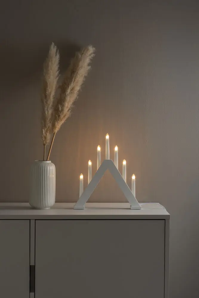 Candelabra 7 Lights Hvit Fra Konstsmide - Den klassiske pyramideformen er kombinert med et minimalistisk design, noe som gj&oslash;r den til en perfekt interi&oslash;rdetalj i b&aring;de tradisjonelle og moderne hjem.