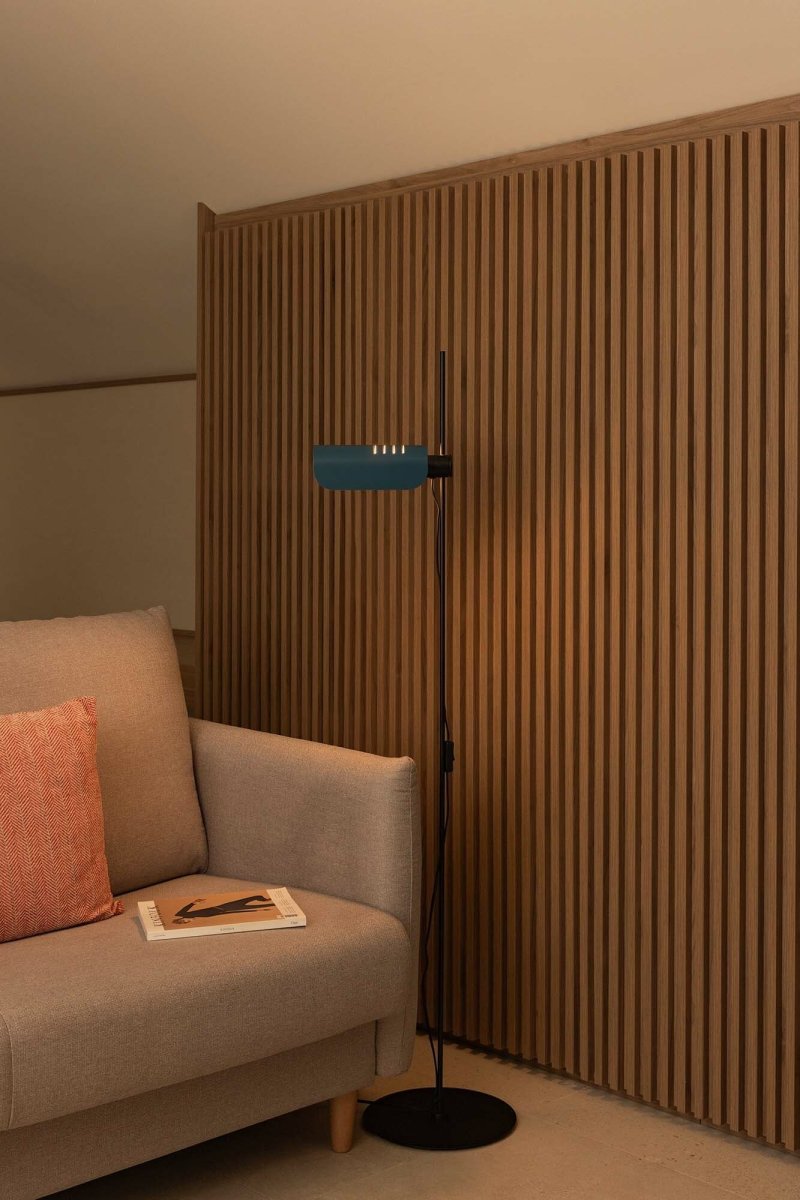 Martinica Blå gulvlampe Fra Faro Barcelona - Med en E27-sokkel og robust konstruksjon er Martinica b&aring;de stilig og praktisk &ndash; et perfekt valg for de som &oslash;nsker &aring; kombinere karakter, kvalitet og kreativ belysning.