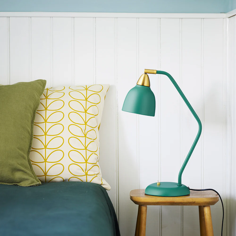 Urban 45cm Mørk grønn skrivebordslampe Fra Superliving - Med Urban får du en lampe som ikke bare lyser opp rommet ditt, men også innredningen din!