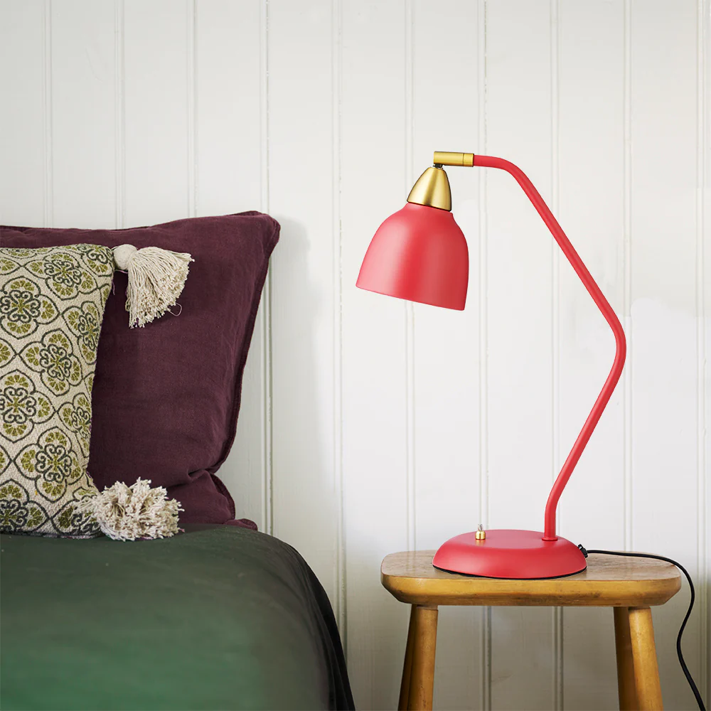Urban 45cm RØD skrivebordslampe Fra Superliving - Med Urban f&aring;r du en lampe som ikke bare lyser opp rommet ditt, men ogs&aring;; innredningen din!
