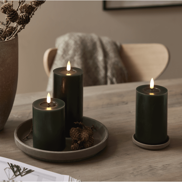 LED Blokklys Flamme Flow Grønn Fra Star Trading - Den har timerfunksjon og n&aring;r bryteren er p&aring;; timermodusen tenner lyset i 6 timer p&aring;, 18 timer av, gjentatte ganger, med en vakker realistisk flamme i varmt hvitt lys.