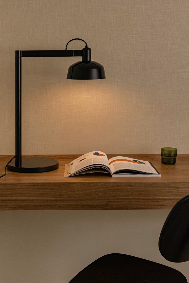 Tatawin 58cm Svart skrivebordslampe Fra Faro Barcelona - Tatawin er en bordlampe med svart struktur og svart metallskjerm som gir et rettet, fokusert lys.